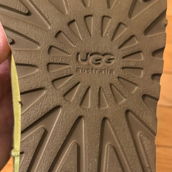 Women's Size 9 chartreuse UGG - Picture 3 of 7